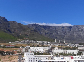 Cape Town Top Floor, with Table Mountain